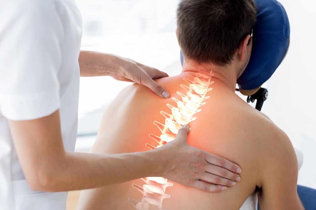 médecin examine le dos avec ostéochondrose thoracique