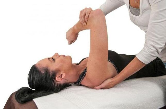 Le traitement de l'arthrose de l'épaule doit commencer par une consultation avec un spécialiste. 