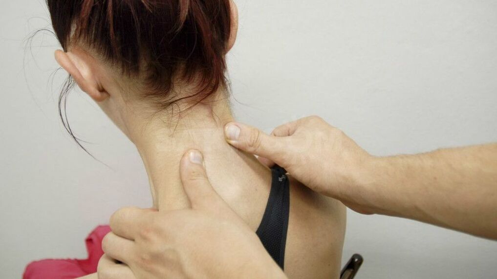 Massage cervical pour détendre les muscles et augmenter la circulation sanguine.