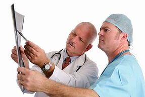 Les médecins examinent une radiographie pour rechercher une arthrose des articulations. 